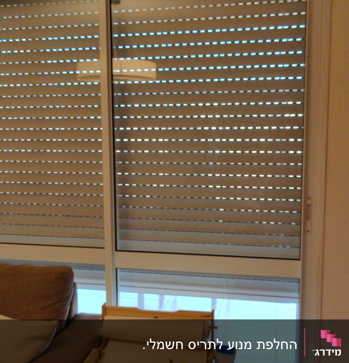 תריסים סגורים עם חריצים לאור על חלון זכוכית